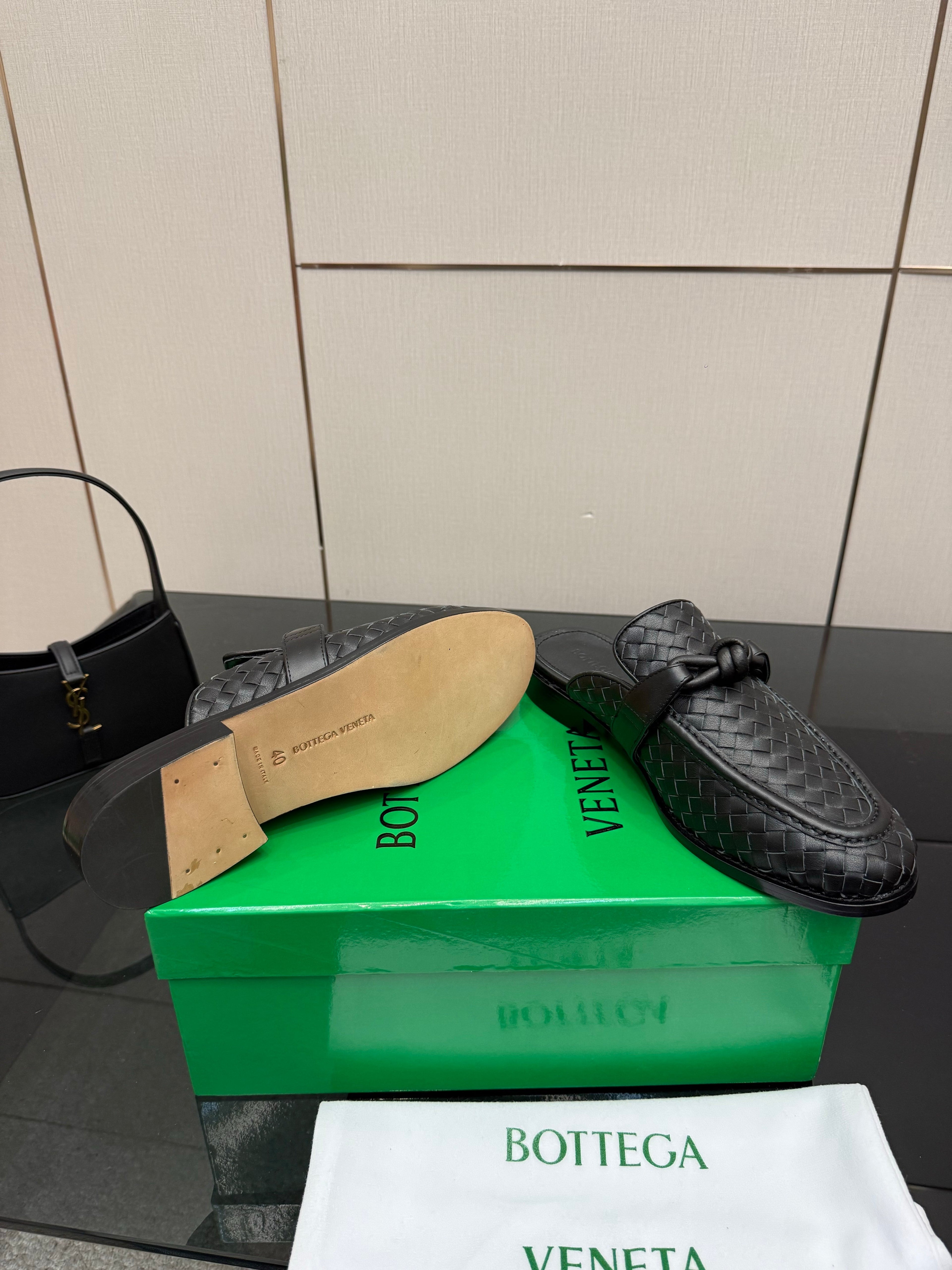 BOTTEGA VENETA 26S BACKLESS LOAFERS IN BLACK TECHNICAL WOVEN CALFSKIN STYLE 2