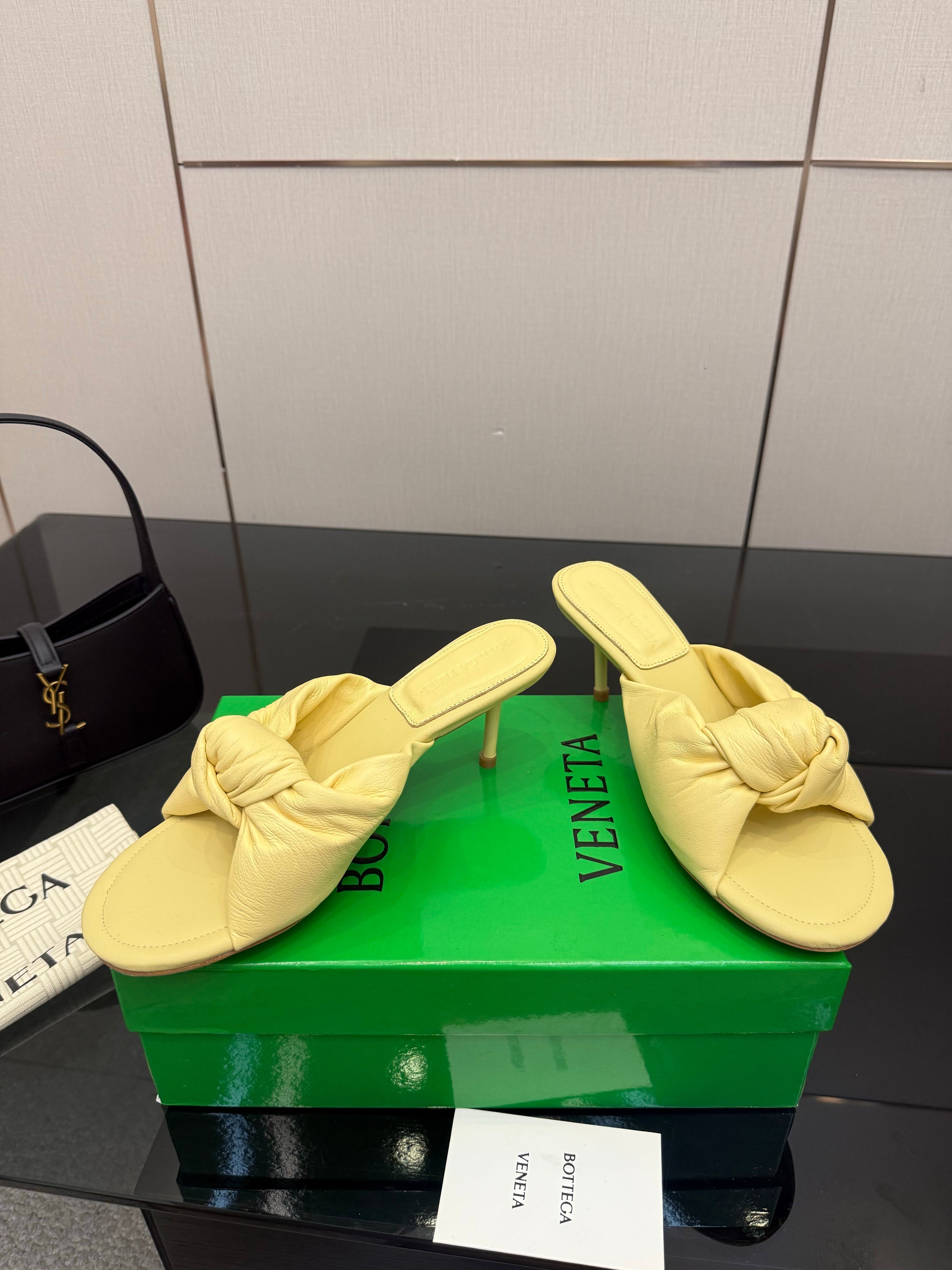 BOTTEGA VENETA 26S KNOT-STRAP HIGH-HEEL SANDALS IN YELLOW LAMBSKIN