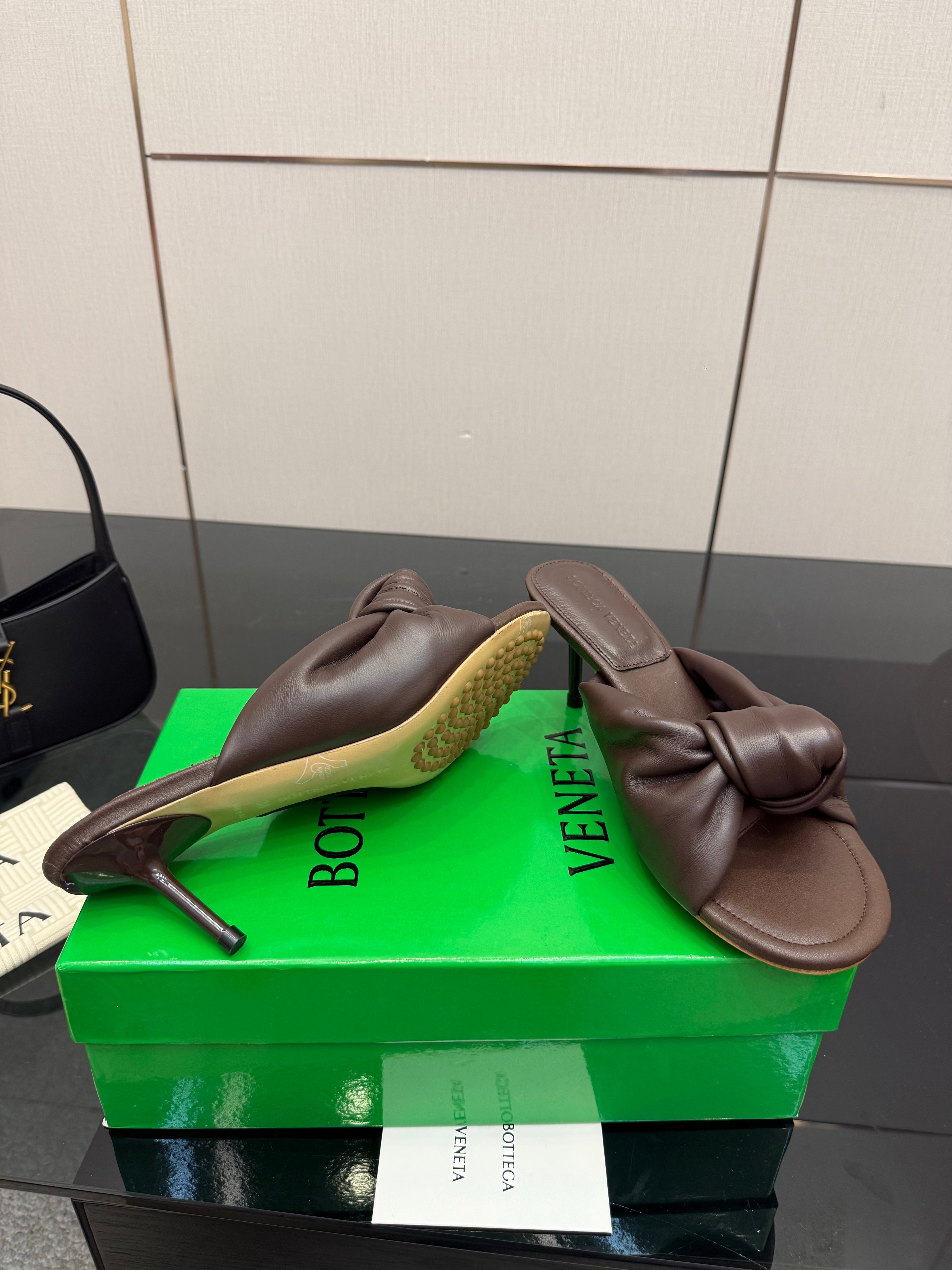 BOTTEGA VENETA 26S KNOT-STRAP HIGH-HEEL SANDALS IN BROWN LAMBSKIN