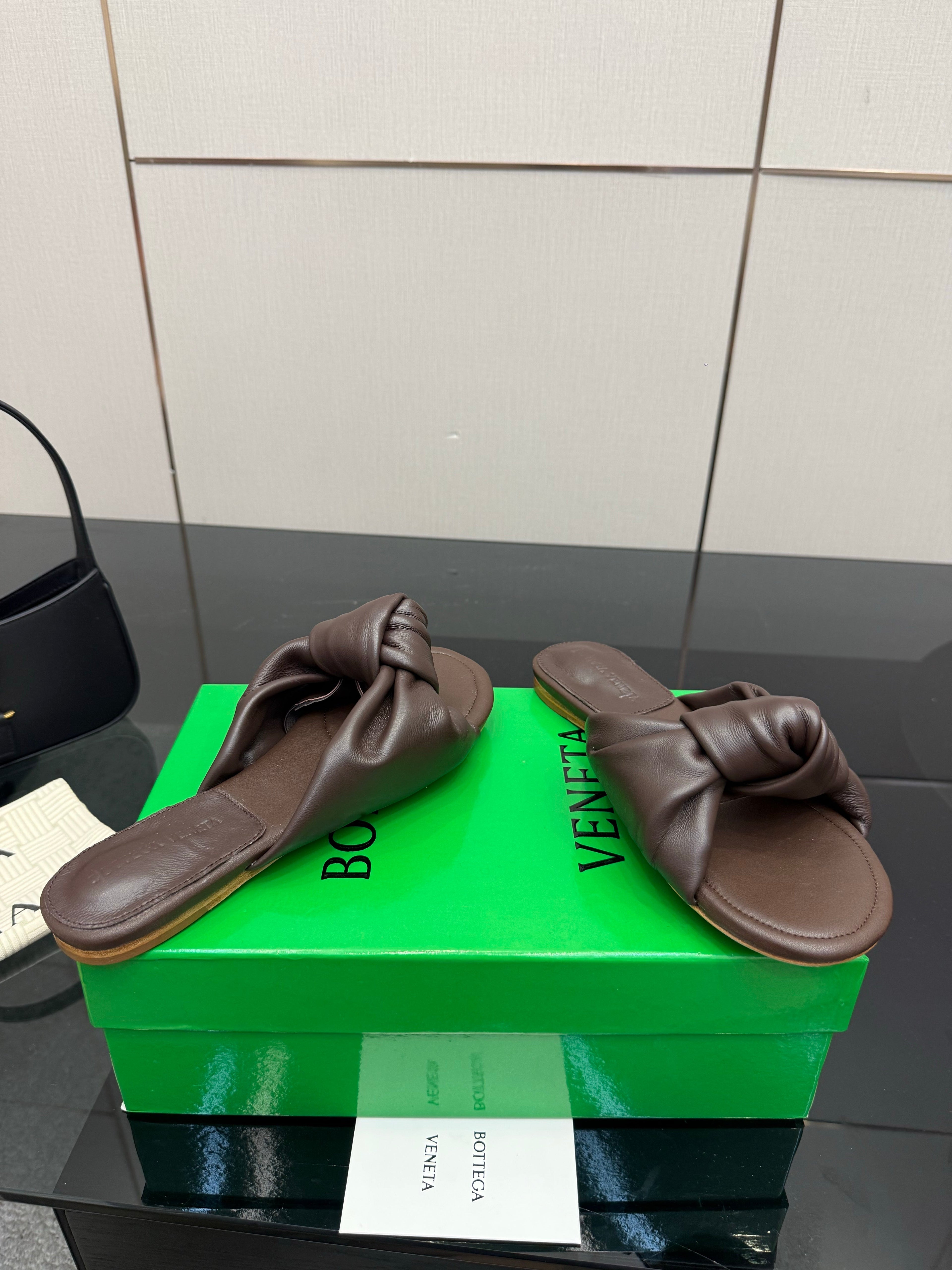 BOTTEGA VENETA 26S SLIDE SANDALS IN BROWN LAMBSKIN