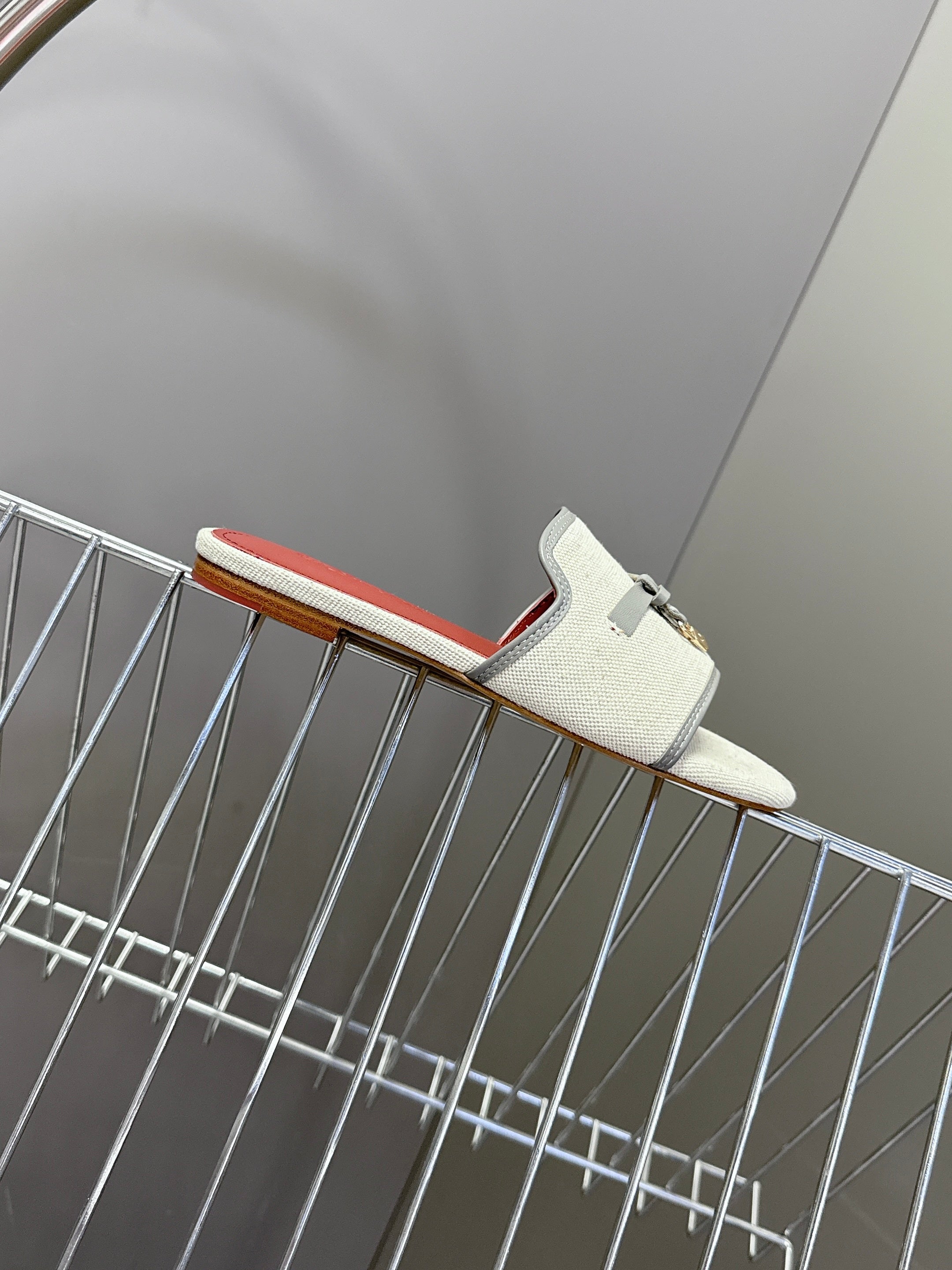 LP 26S SLIDES IN BEIGE CANVAS AND GREY CALFSKIN