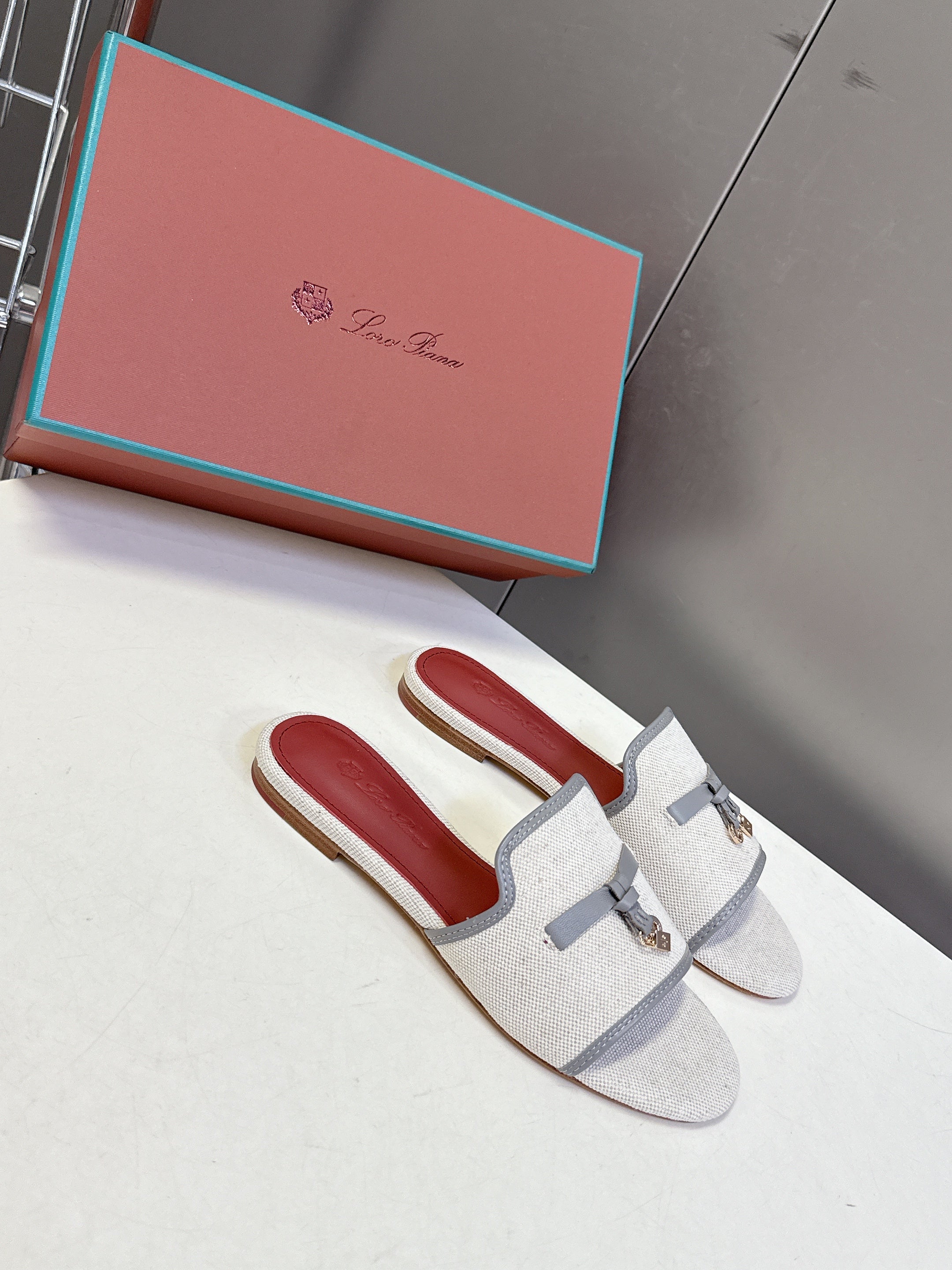 LP 26S SLIDES IN BEIGE CANVAS AND GREY CALFSKIN