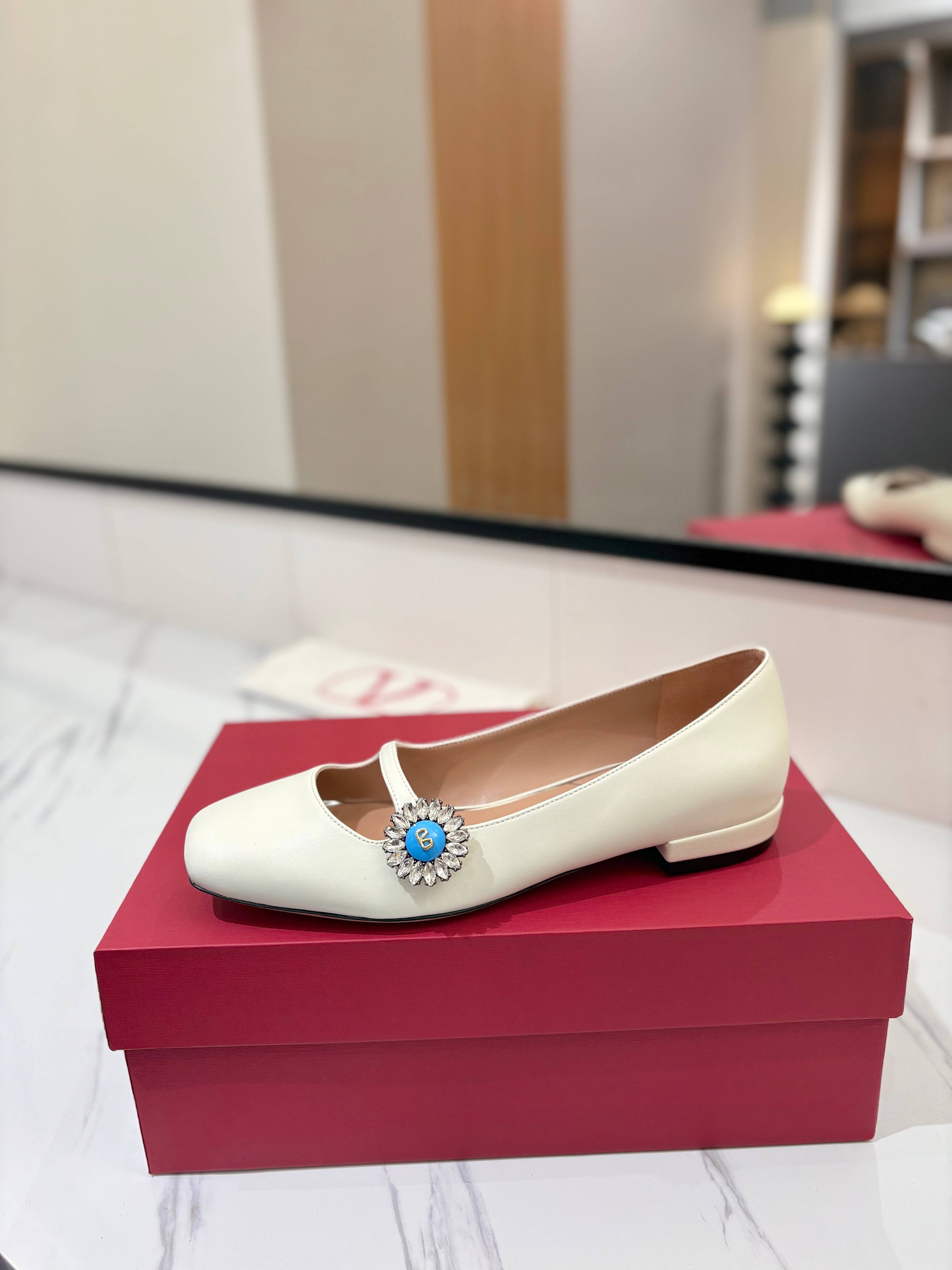 VALENTINO 26S MARY JANE FLATS IN WHITE CALFSKIN WITH CRYSTAL FLOWER