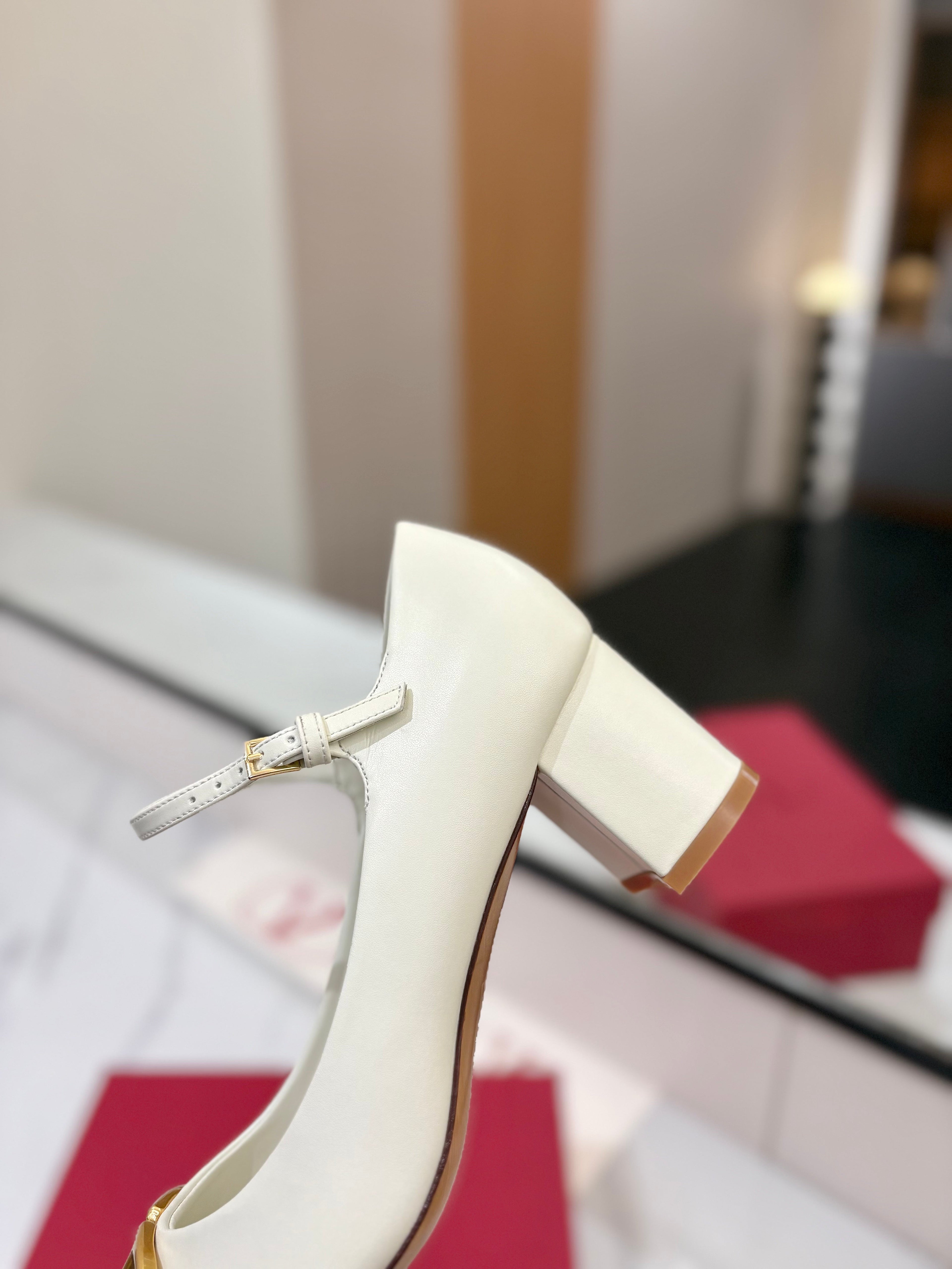 VALENTINO 26S MARY JANE HEELS 60 MM IN WHITE SMOOTH CALFSKIN WITH GOLD HARDWARE