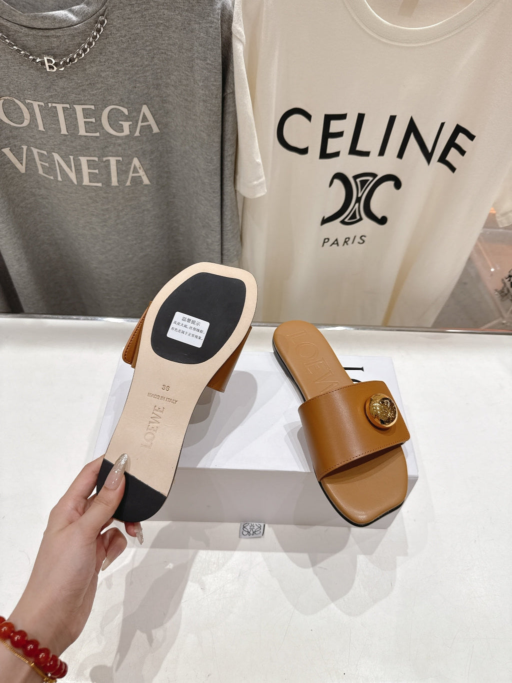 LOEWE 26S PEBBLE SLIDE IN CAMEL BROWN CALFSKIN GOLD HARDWARE