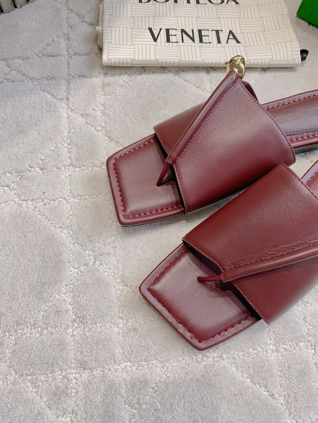 BOTTEGA VENETA 26S FLAT THONG SANDALS IN DARK RED LAMBSKIN
