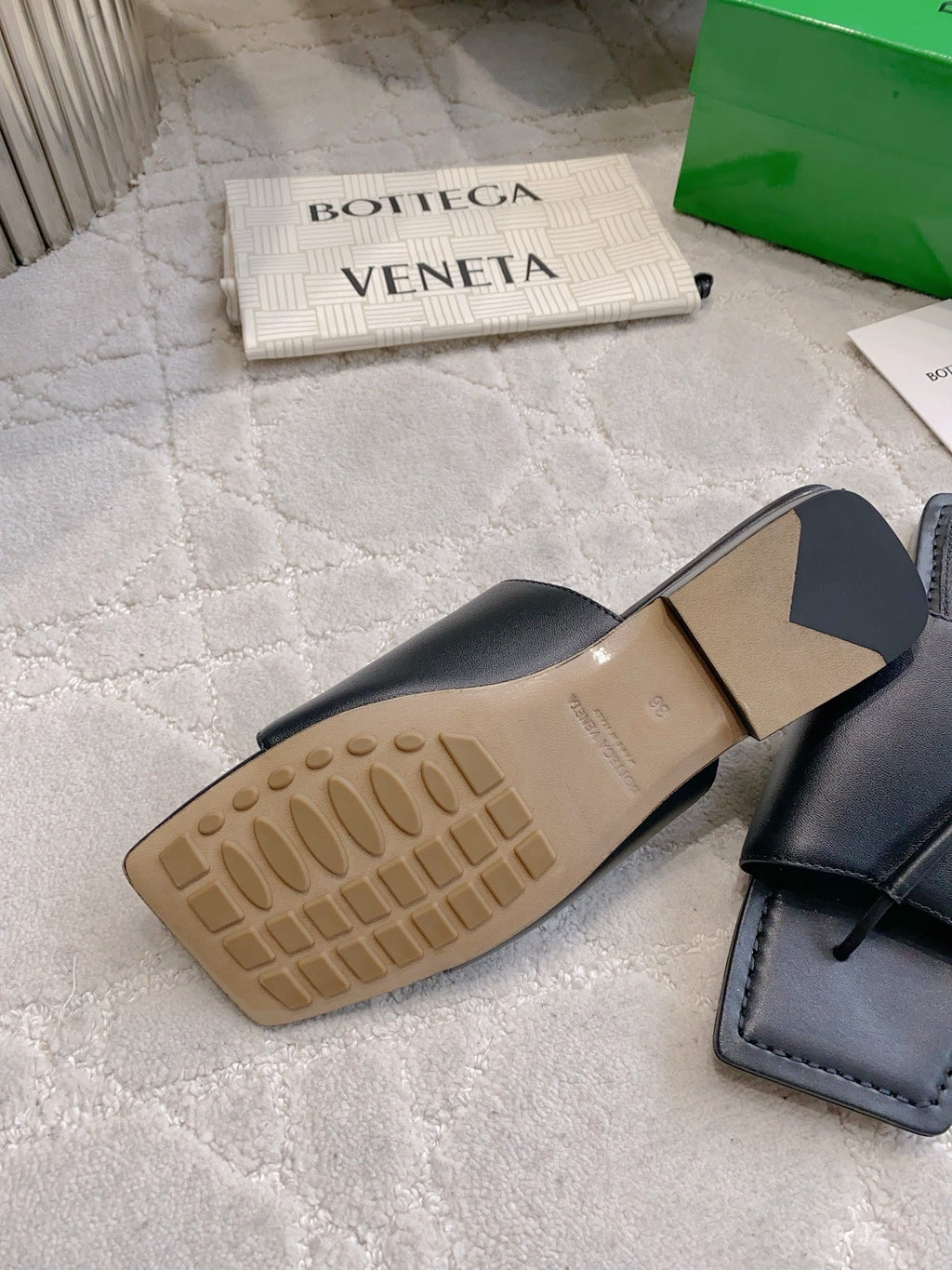 BOTTEGA VENETA 26S FLAT THONG SANDALS IN BLACK LAMBSKIN
