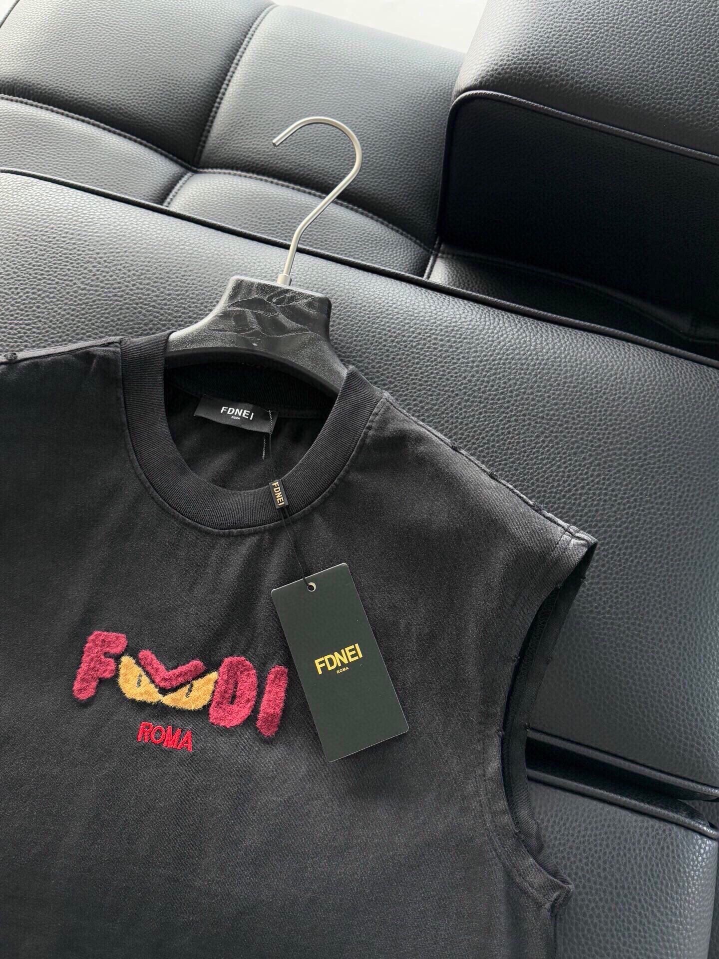 FENDI 26S SLEEVELESS T-SHIRT 158