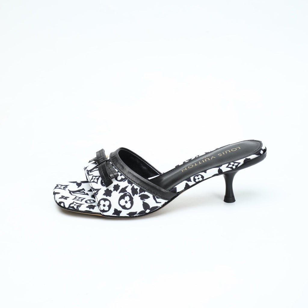 LV 26S HIGH-HEELED MULES 55 MM IN WHITE AND BLACK MONOGRAM CANVAS STYLE 2