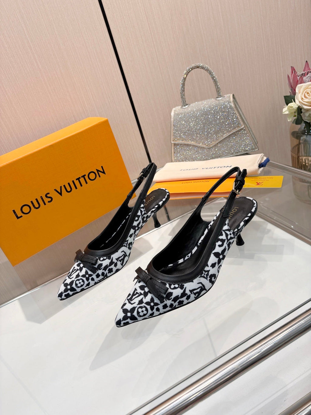 LV 26S BOW-DETAIL SLINGBACK PUMPS 55 MM IN WHITE AND BLACK MONOGRAM CANVAS