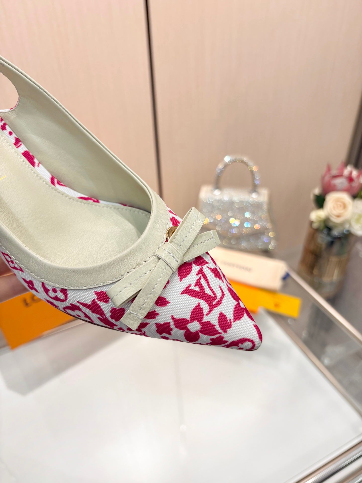 LV 26S BOW-DETAIL SLINGBACK PUMPS 55 MM IN WHITE AND PINK MONOGRAM CANVAS