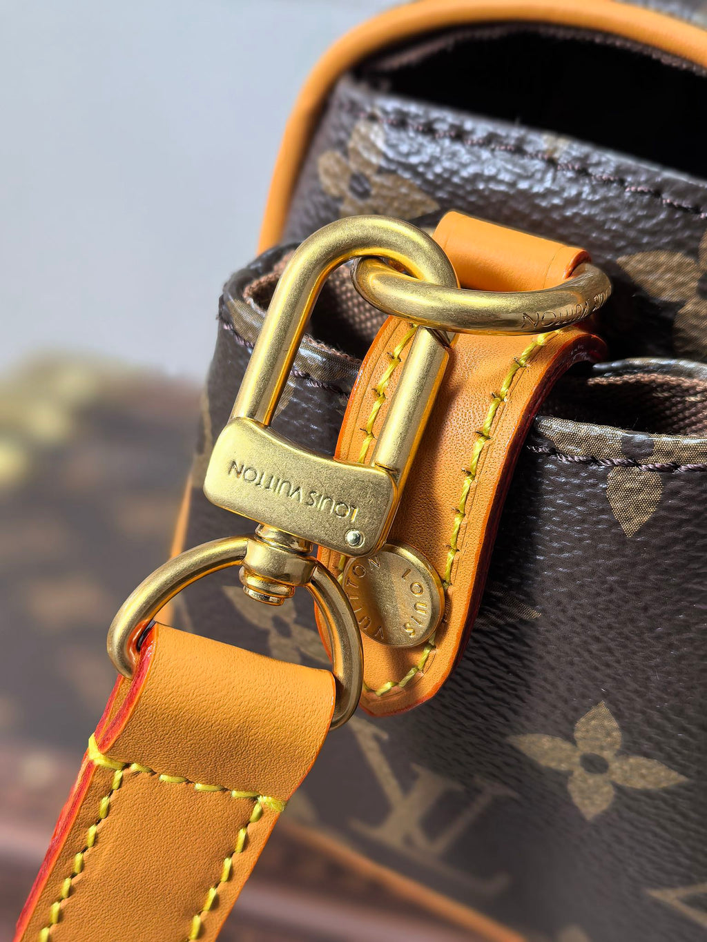 LV 25S CARGO 23 IN BROWN MONOGRAM CANVAS LEATHER TRIM GOLD HARDWARE