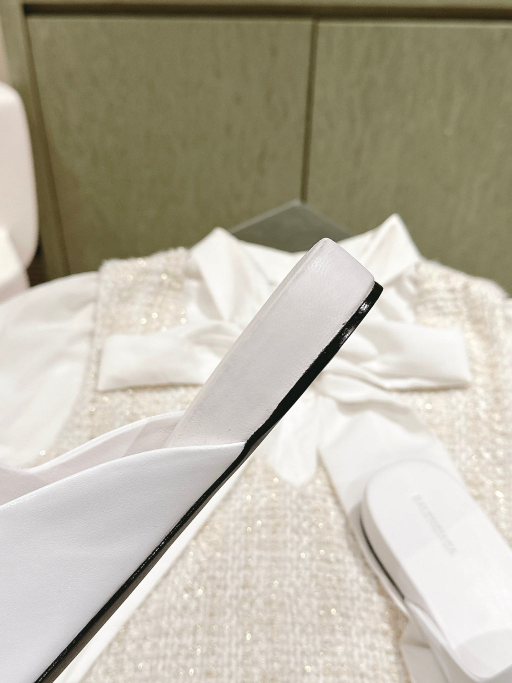 FLAT MULES IN WHITE SMOOTH CALFSKIN SILVER BUCKLE