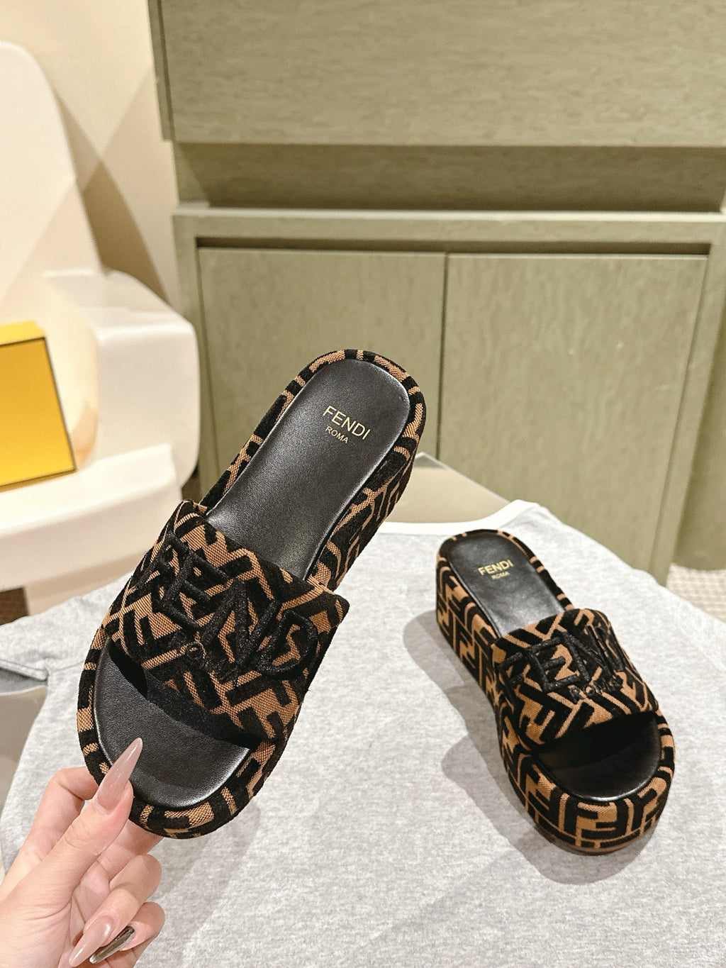 FENDI 26S PLATFORM SANDALS IN BROWN AND BLACK FABRIC STYLE 3