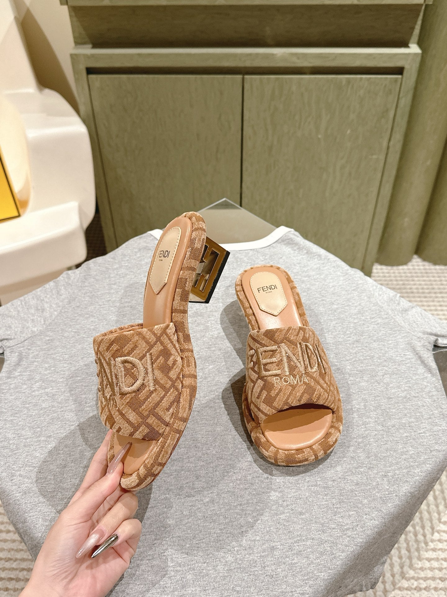 FENDI 26S HIGH SANDALS IN LIGHT BROWN FABRIC