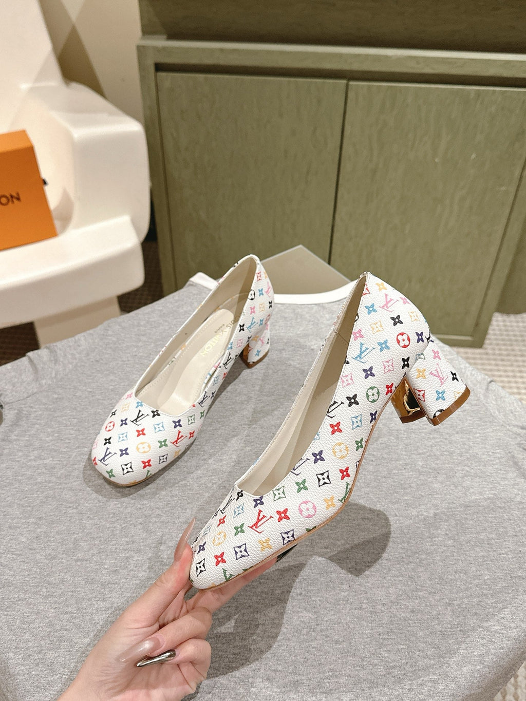 SWING HIGH PUMP 55 MM IN WHITE MONOGRAM CALFSKIN