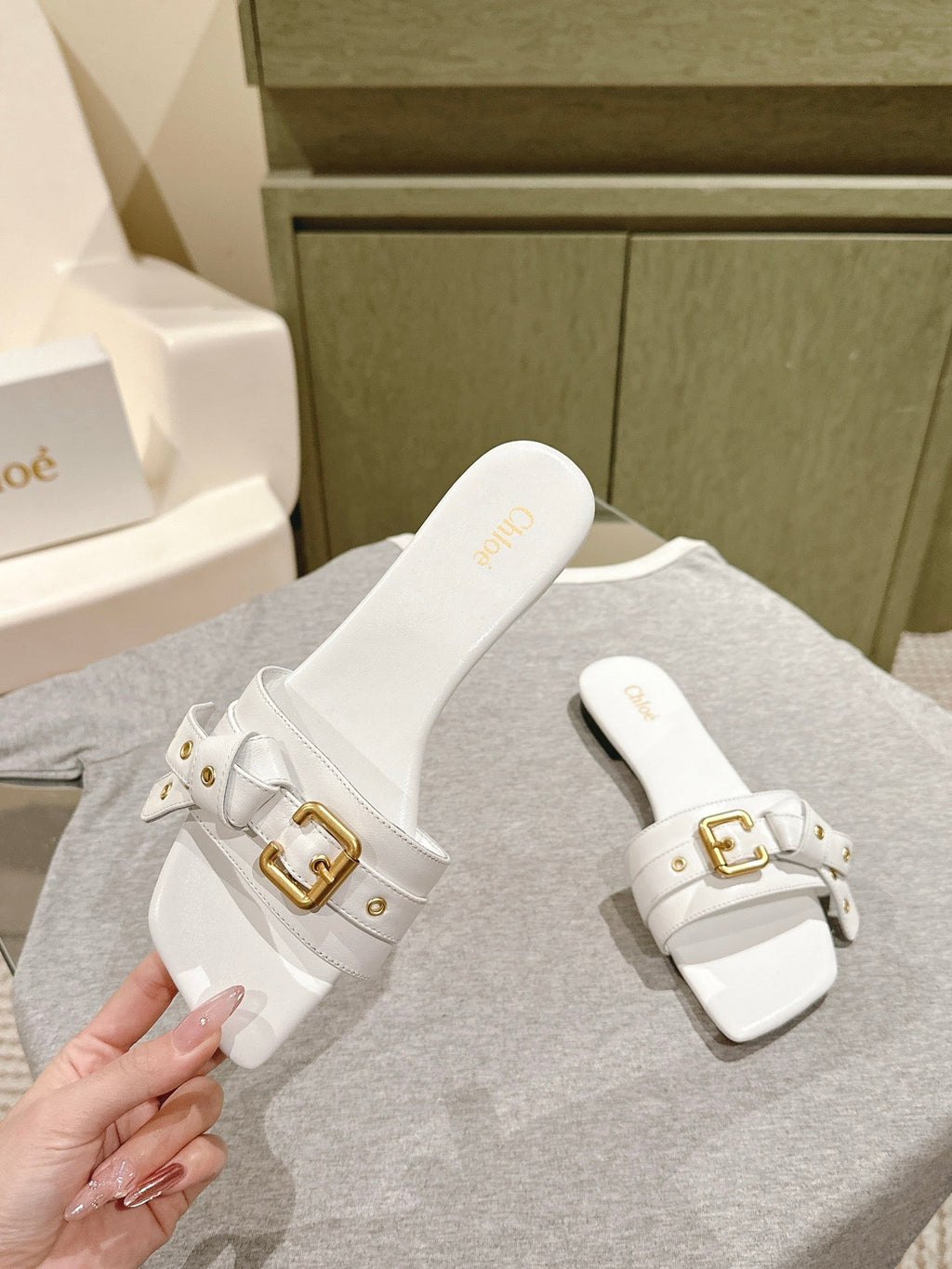 CHLOÉ 26S SLIDE SANDALS IN WHITE LAMBSKIN