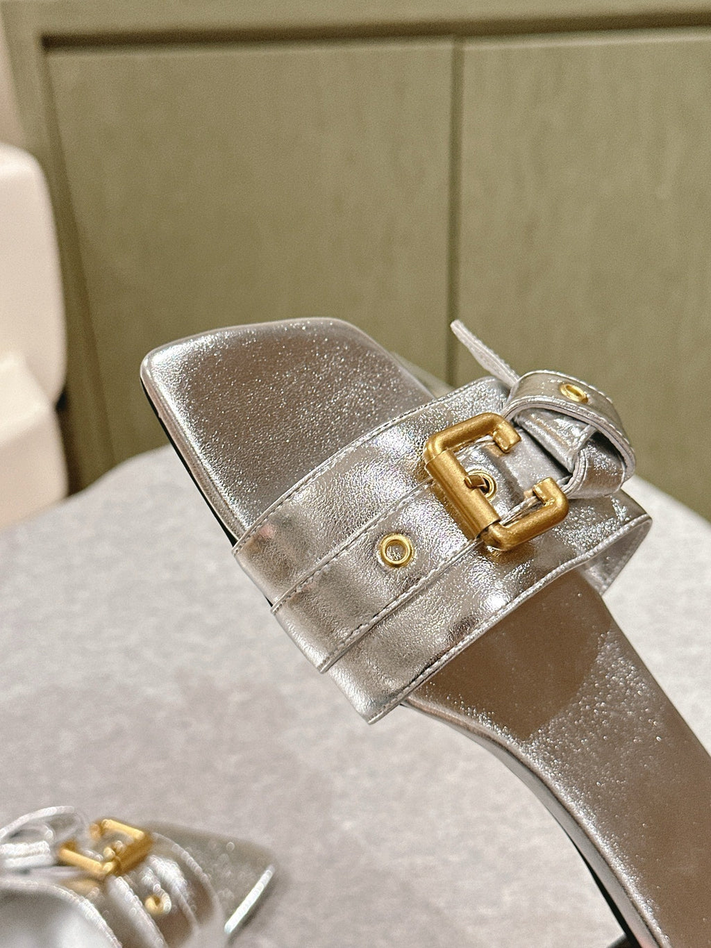 CHLOÉ 26S SLIDE SANDALS IN SILVER LAMBSKIN
