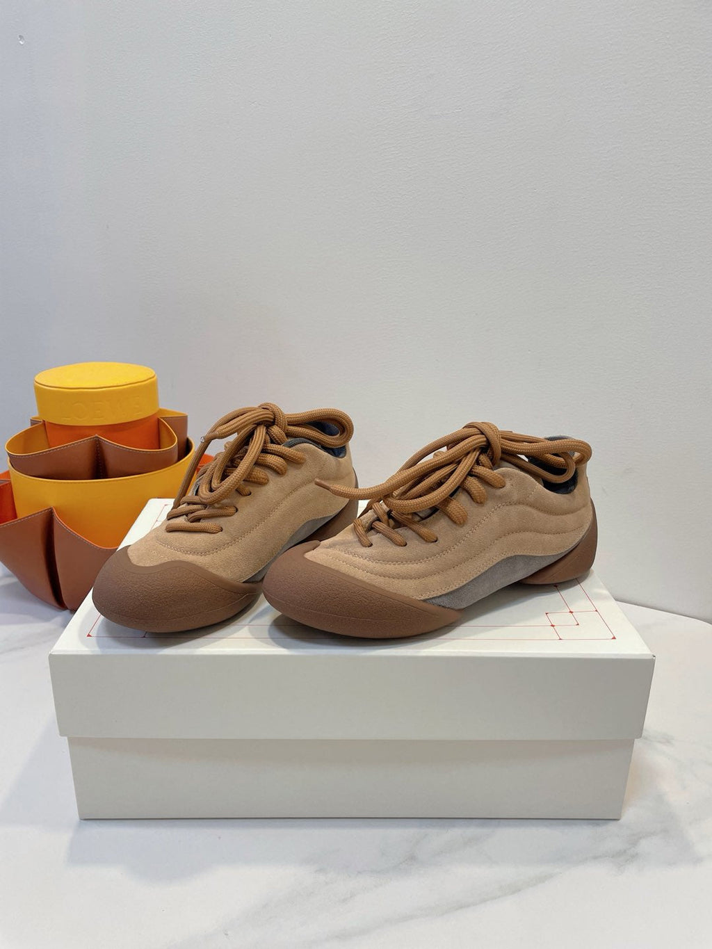 FLEXION SNEAKER IN LIGHT BROWN SUEDE