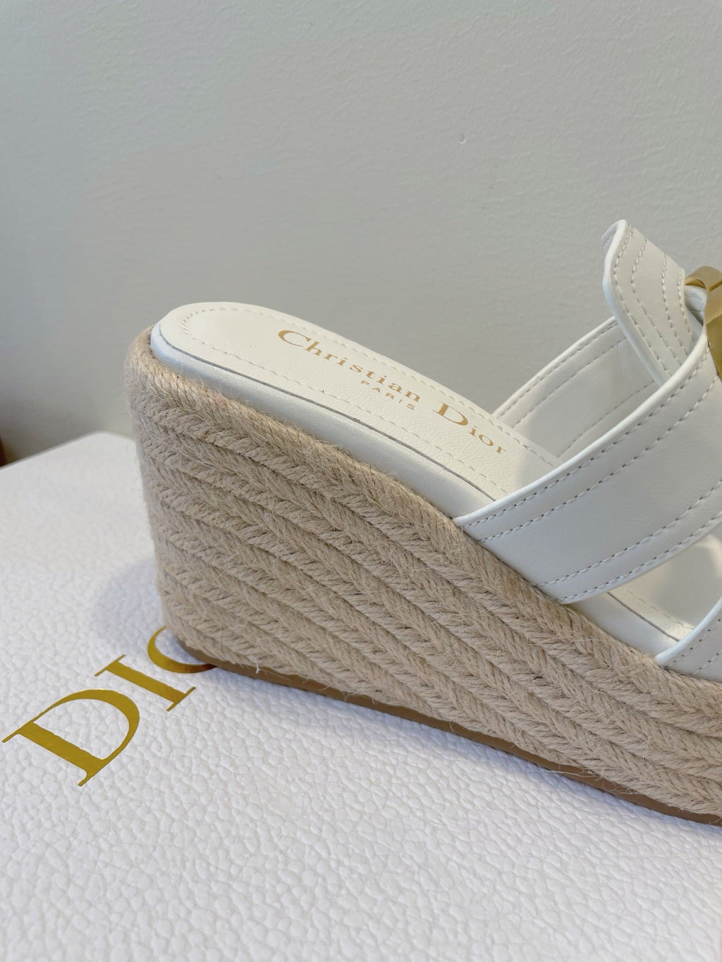 MONTAIGNE WEDGE SLIDE 95MM IN WHITE CALFSKIN