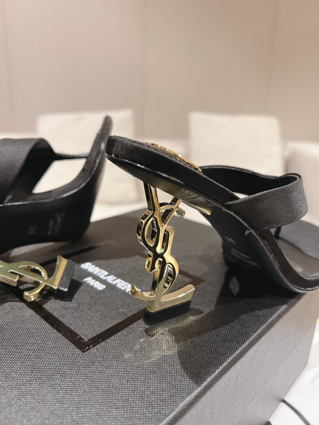 YSL 26S HEELED THONG SANDALS 85 MM IN BLACK SATIN