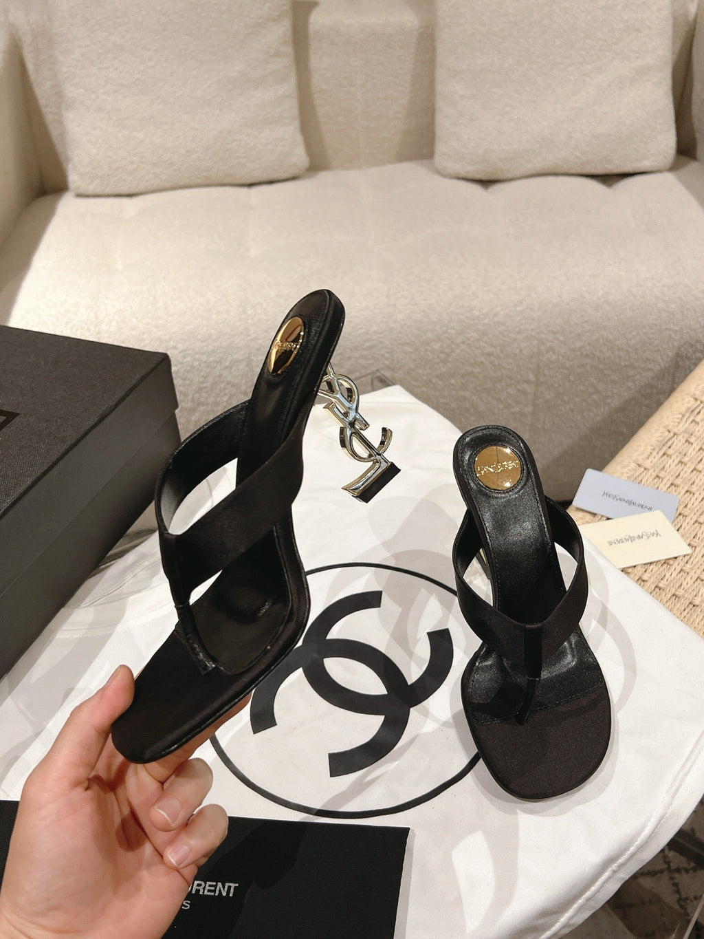 YSL 26S HEELED THONG SANDALS 85 MM IN BLACK SATIN