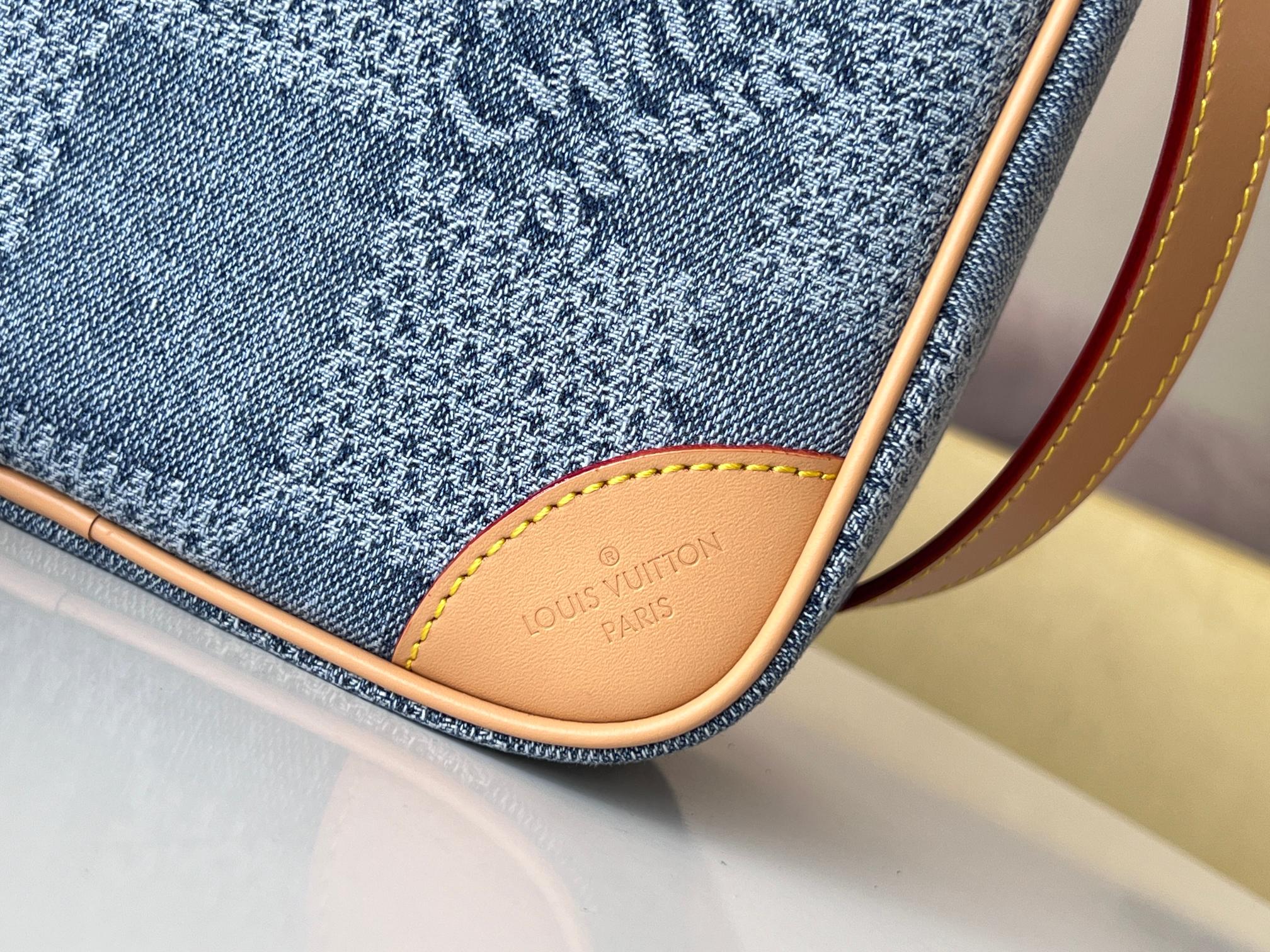 CHESS MESSENGER 24 IN COLUMBIA BLUE DAMIER DENIM 3D