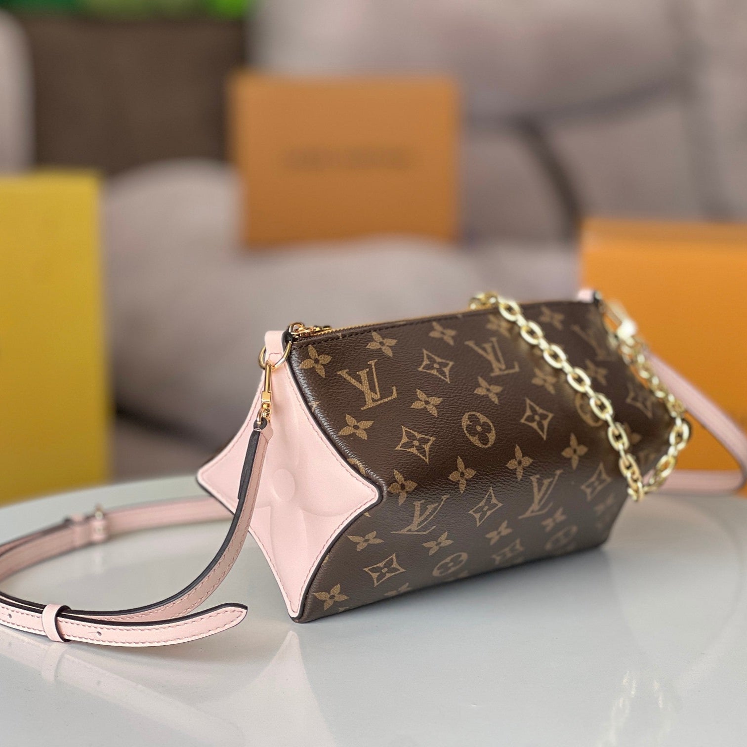 BLOOM POUCH 22 IN BROWN MONOGRAM CANVAS AND PASTEL PINK CALFSKIN SIDES