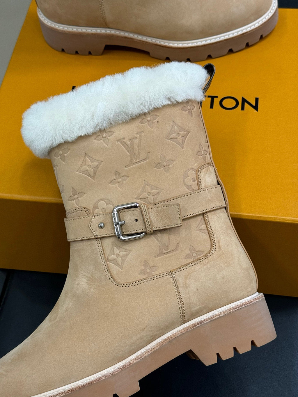 LV TERRITORY ANKLE BOOT IN BROWN AND WHITE SHEARLING LINING.