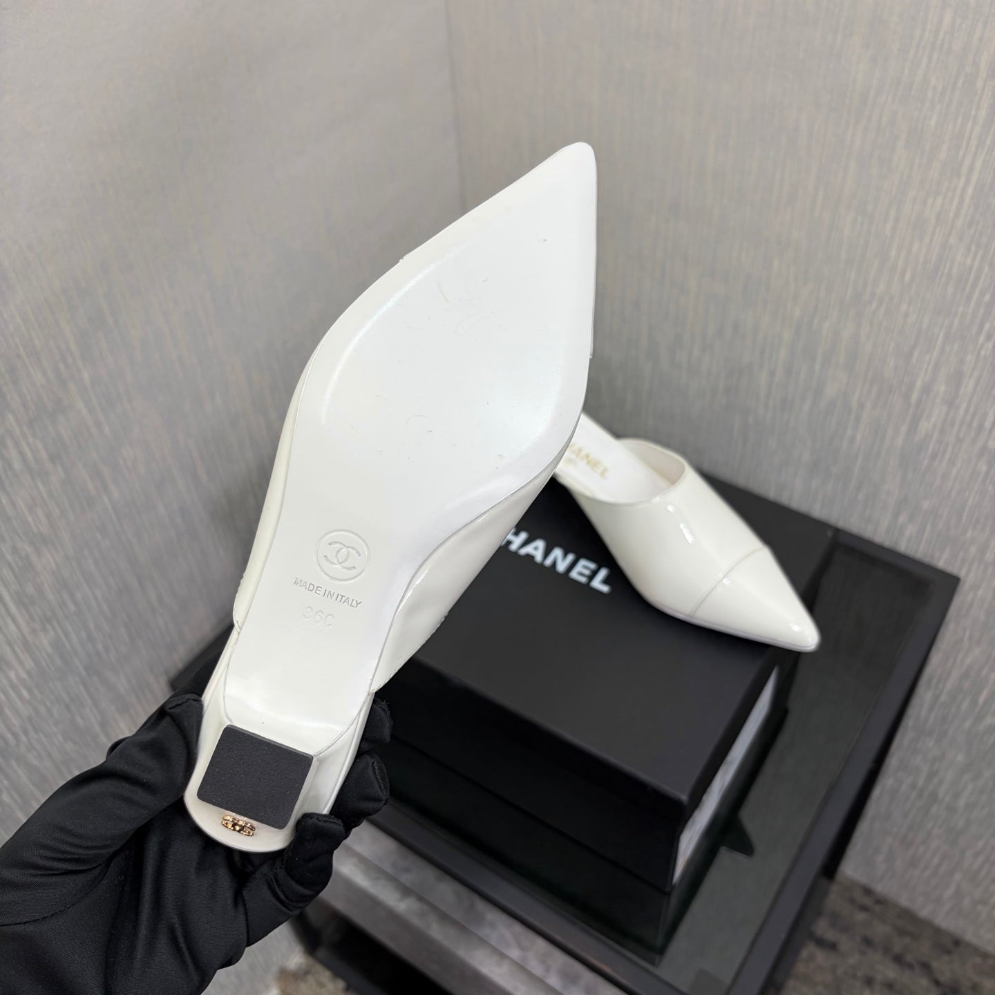 LV 26S HIGH-HEELED MULES 40 MM IN WHITE PATENT CALFSKIN