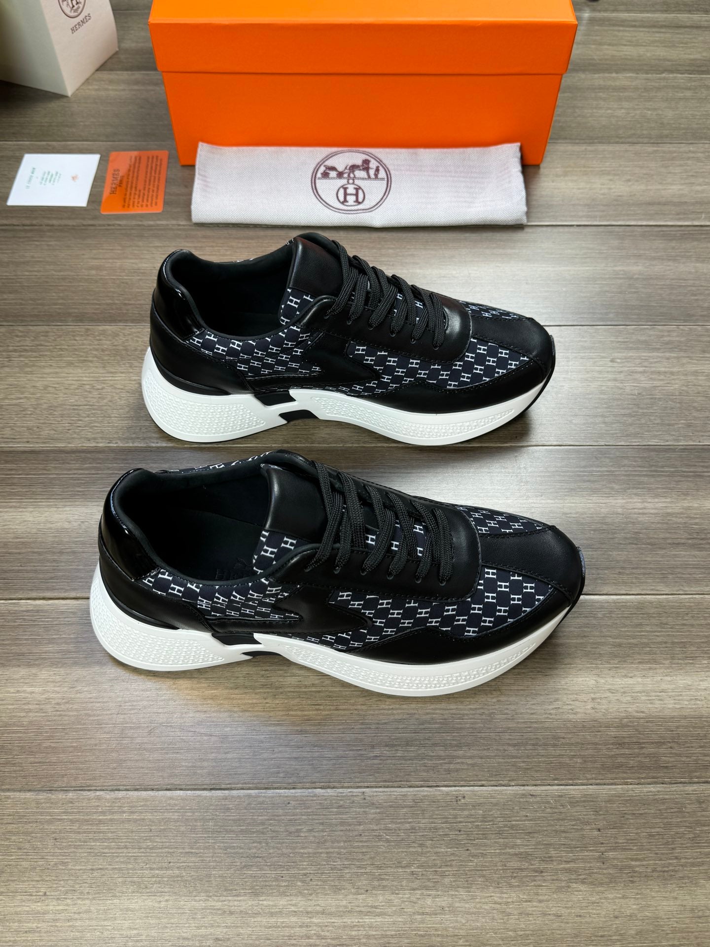 HM PRINTED SNEAKER BLACK TOTEM FABRIC