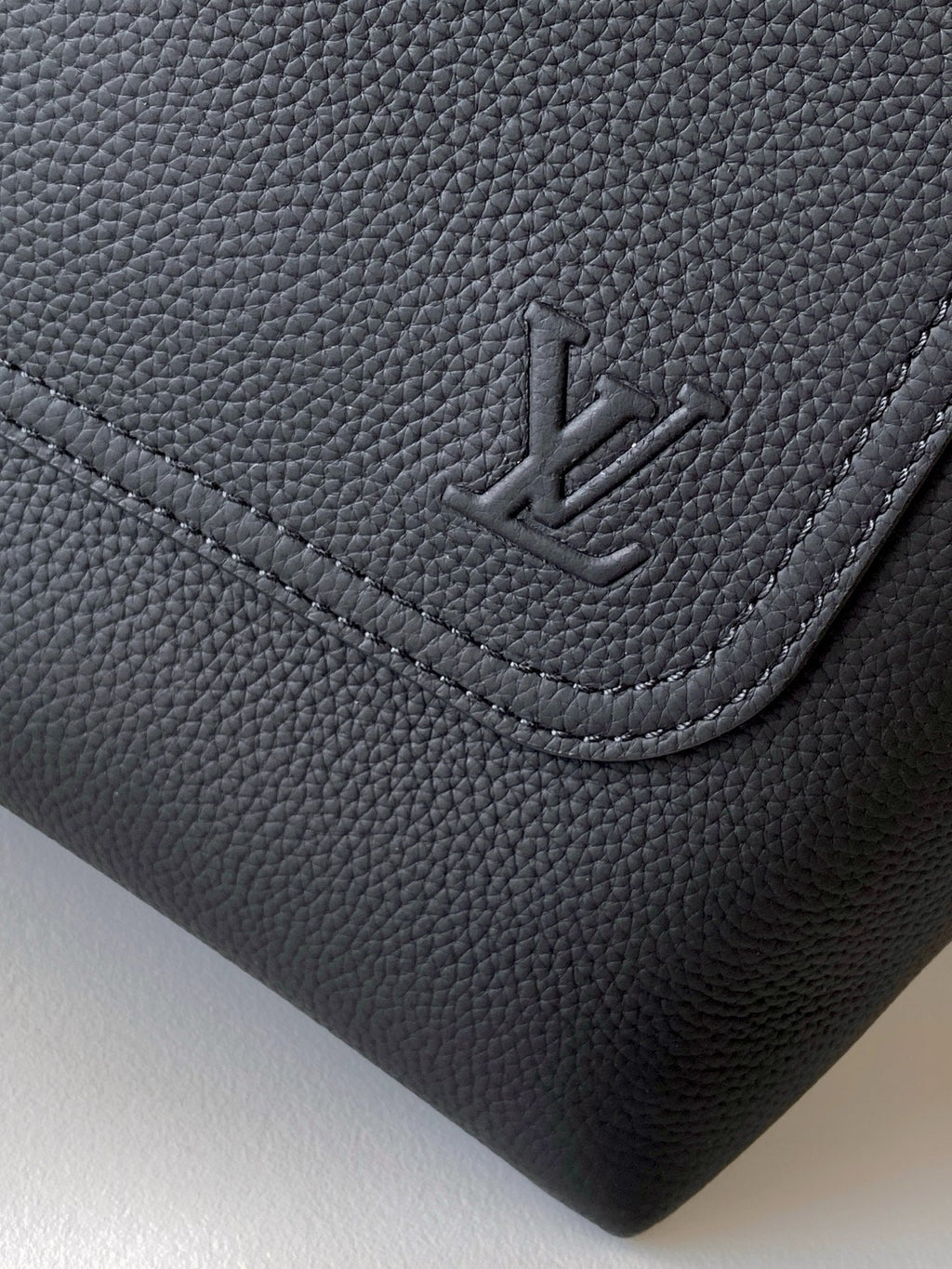 LV 26S FASTLINE BACKPACK 43 IN BLACK CALFSKIN