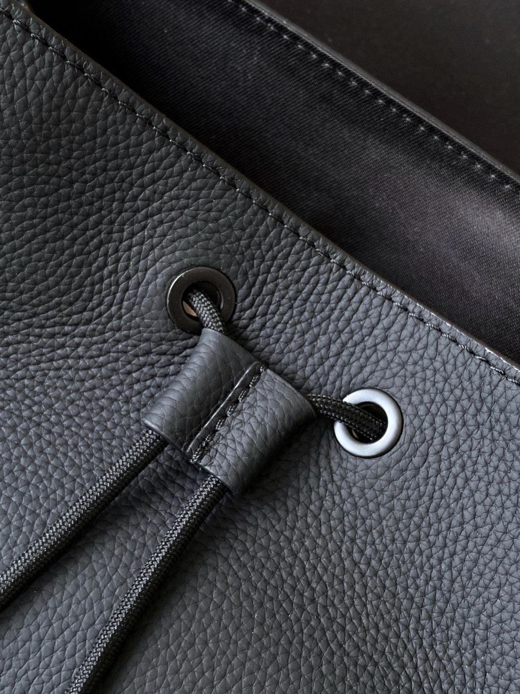LV 26S FASTLINE BACKPACK 43 IN BLACK CALFSKIN