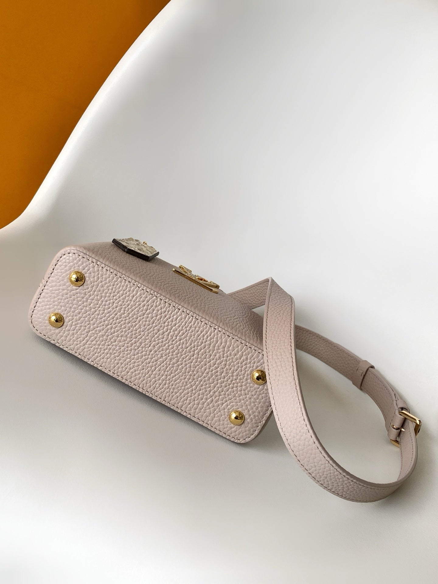 LV 26S CAPUCINES BAG 21 IN GRAYISH BEIGE TAURILLON CALFSKIN WITH GOLD HARDWARE