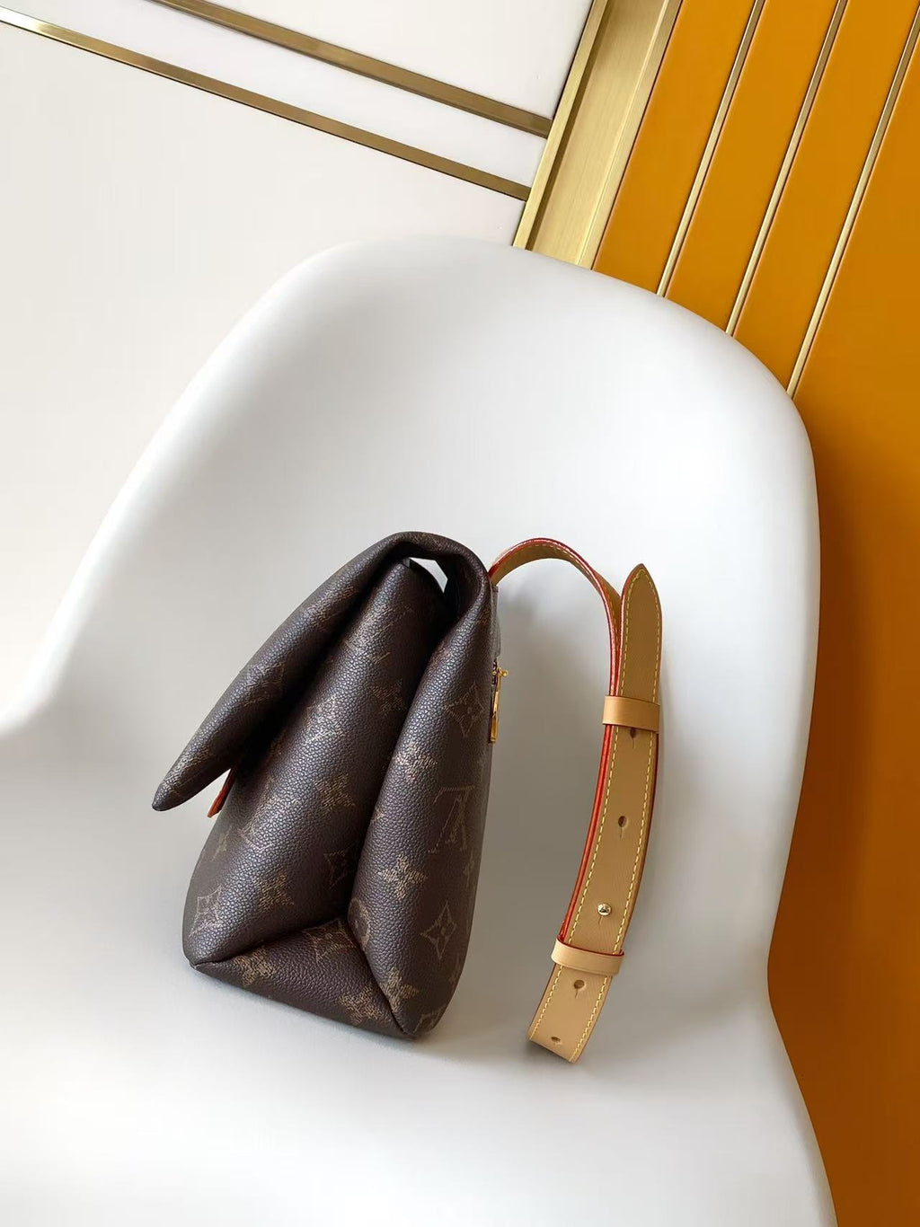 LV 26S TAKE OUT MESSENGER 32 IN BROWN CALFSKIN
