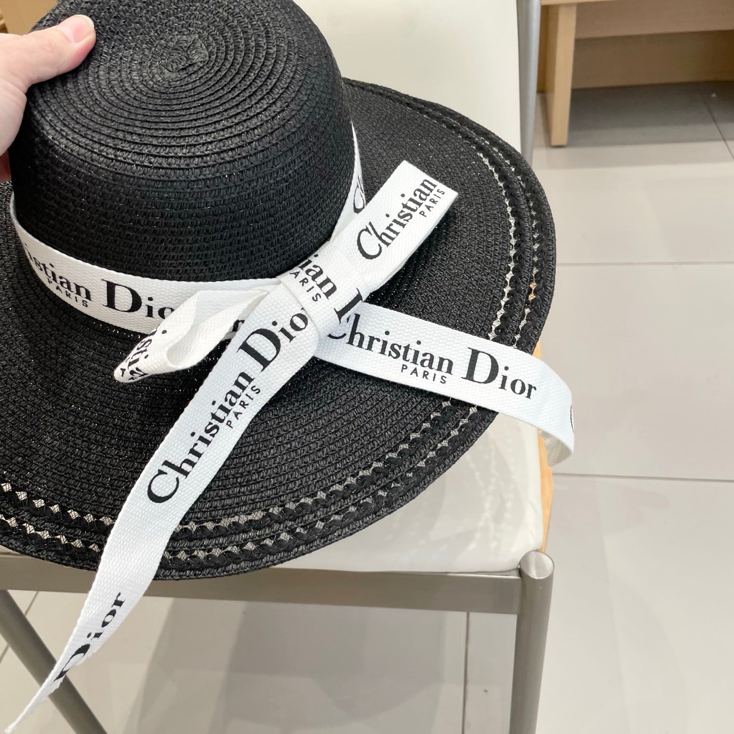 HAT IN BLACK RAFFIA WIDE-BRIM MIX BIG WHITE BOW