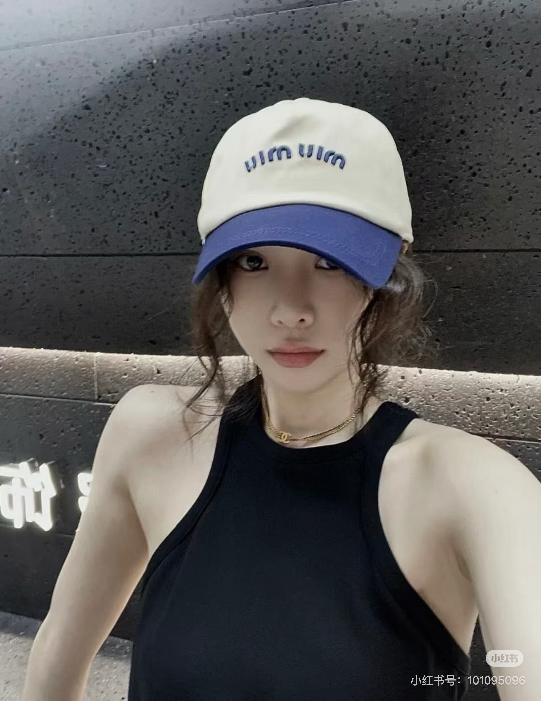 MIUMIU BASEBALL CAP IN LIGHT BEIGE AND NAVY BLUE FABRIC WITH LOGO EMBROIDERY