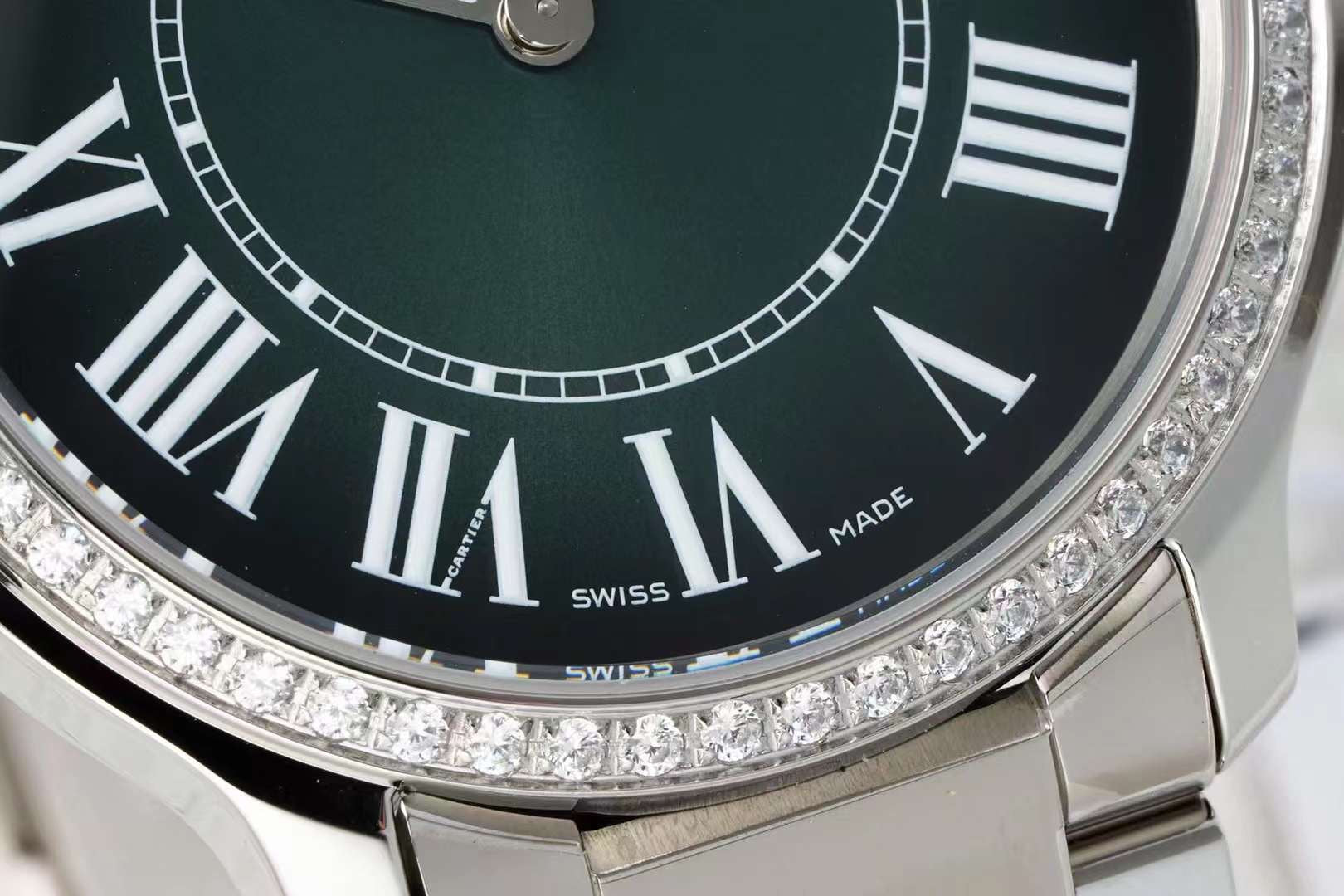 RONDE MUST DE CARTIER WATCH SILVER CASE AND GREEN DIAL WITH CRYSTALS