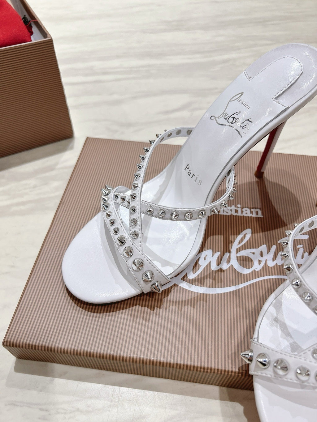 CRYSTAL GLITTER CRISS-CROSS STRAP SANDALS IN WHITE CALFSKIN