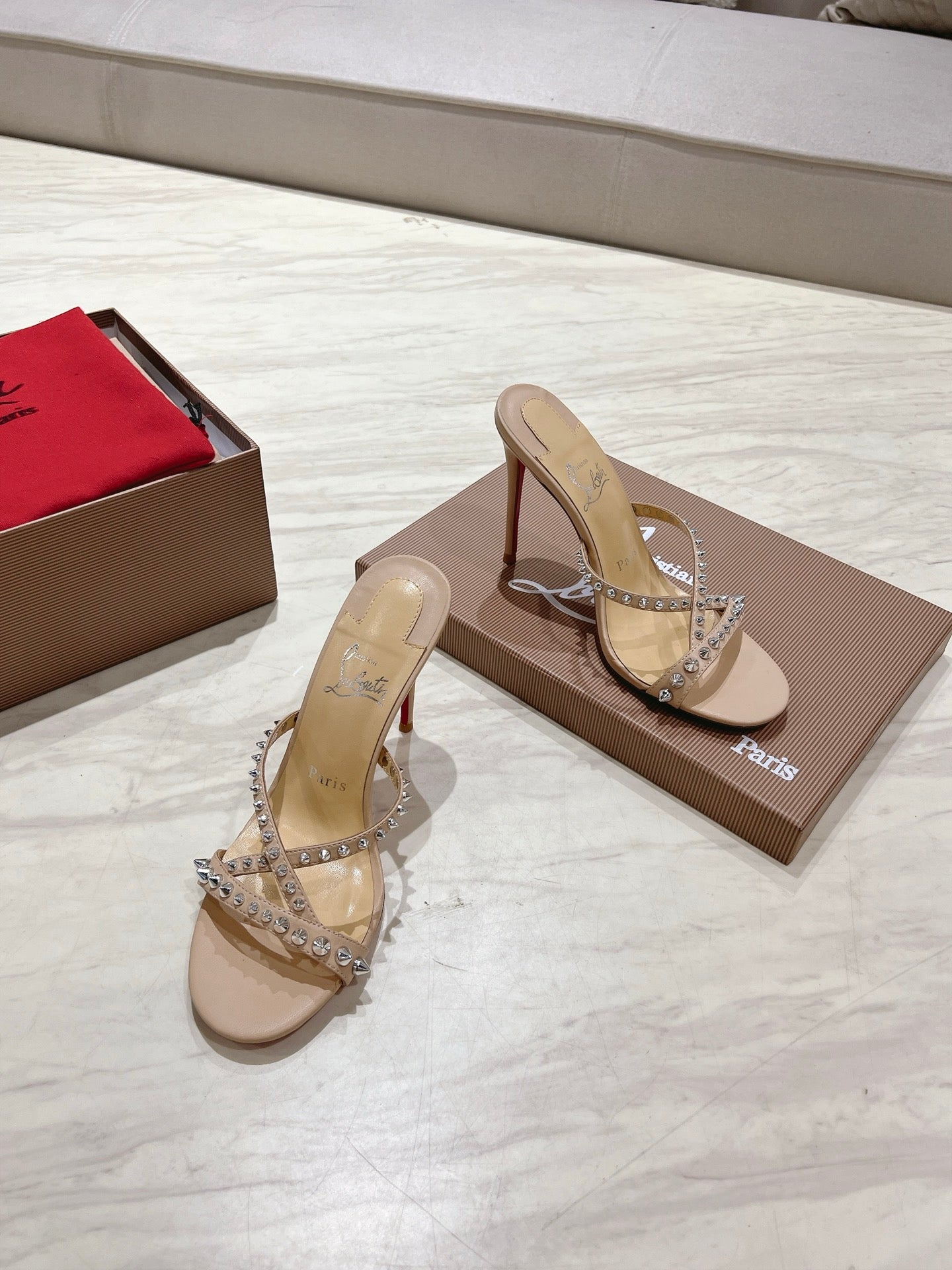 CRYSTAL GLITTER CRISS-CROSS STRAP SANDALS IN BEIGE CALFSKIN
