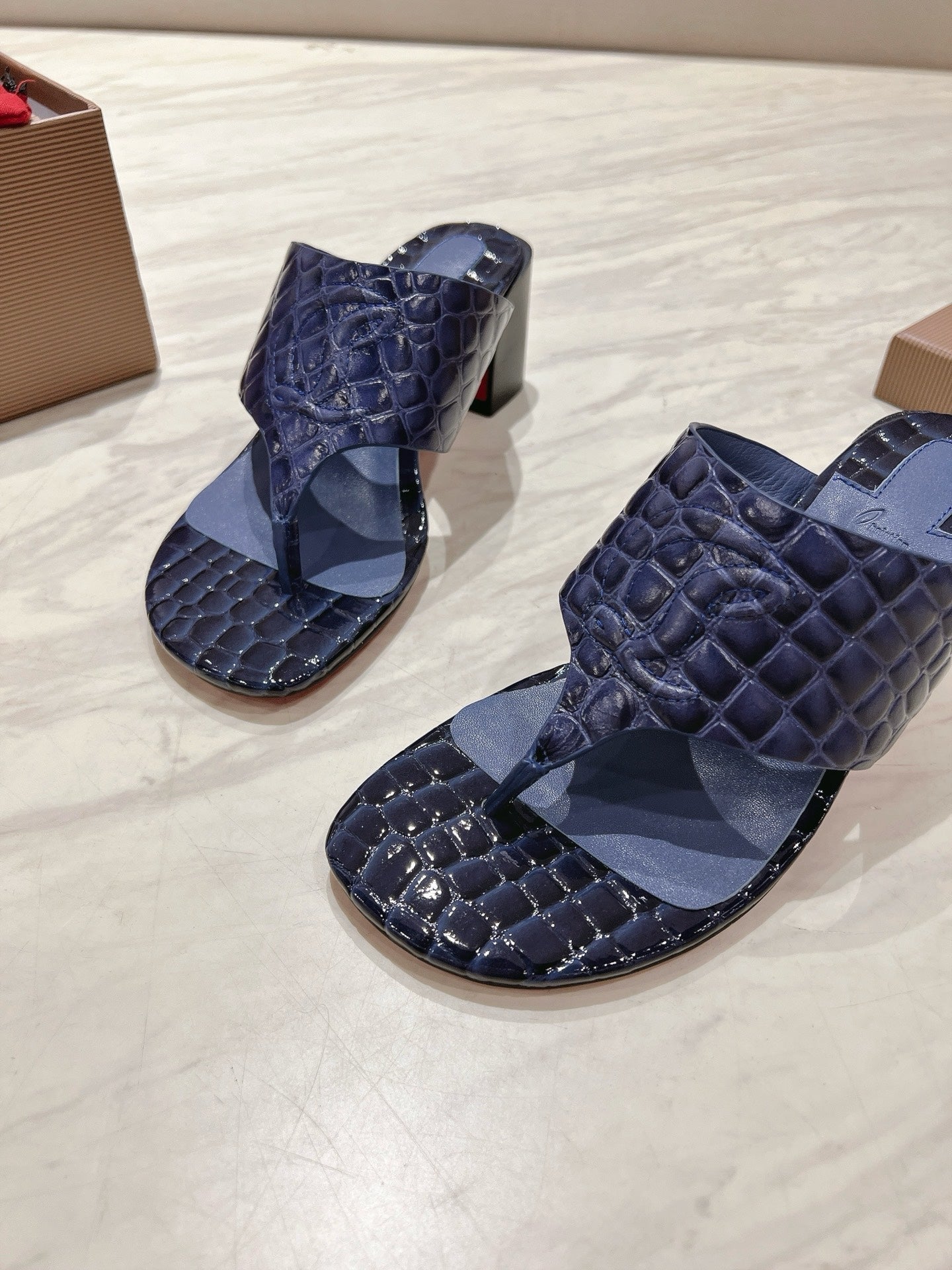 EMBOIDERED LOGO MULES IN NAVY BLUE EMBOSSED CALFSKIN