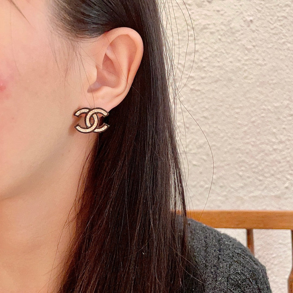 DOUBLE C STUD EARRINGS IN SILVER METAL WITH BLACK OUTLINE AND CRYSTALS INSIDE