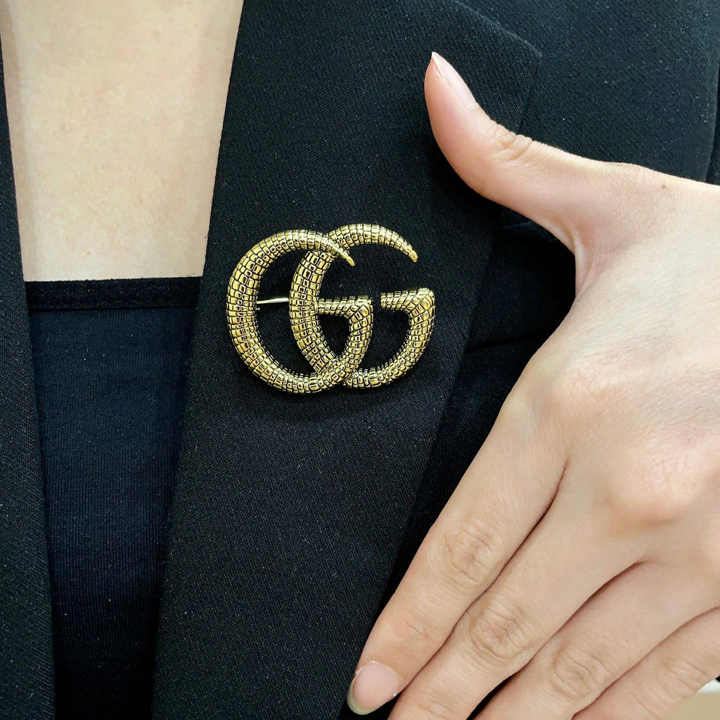 GUCCI 26S DOUBLE G LOGO TEXTURED STATEMENT BROOCH IN AGED GOLD TONE METAL 629062