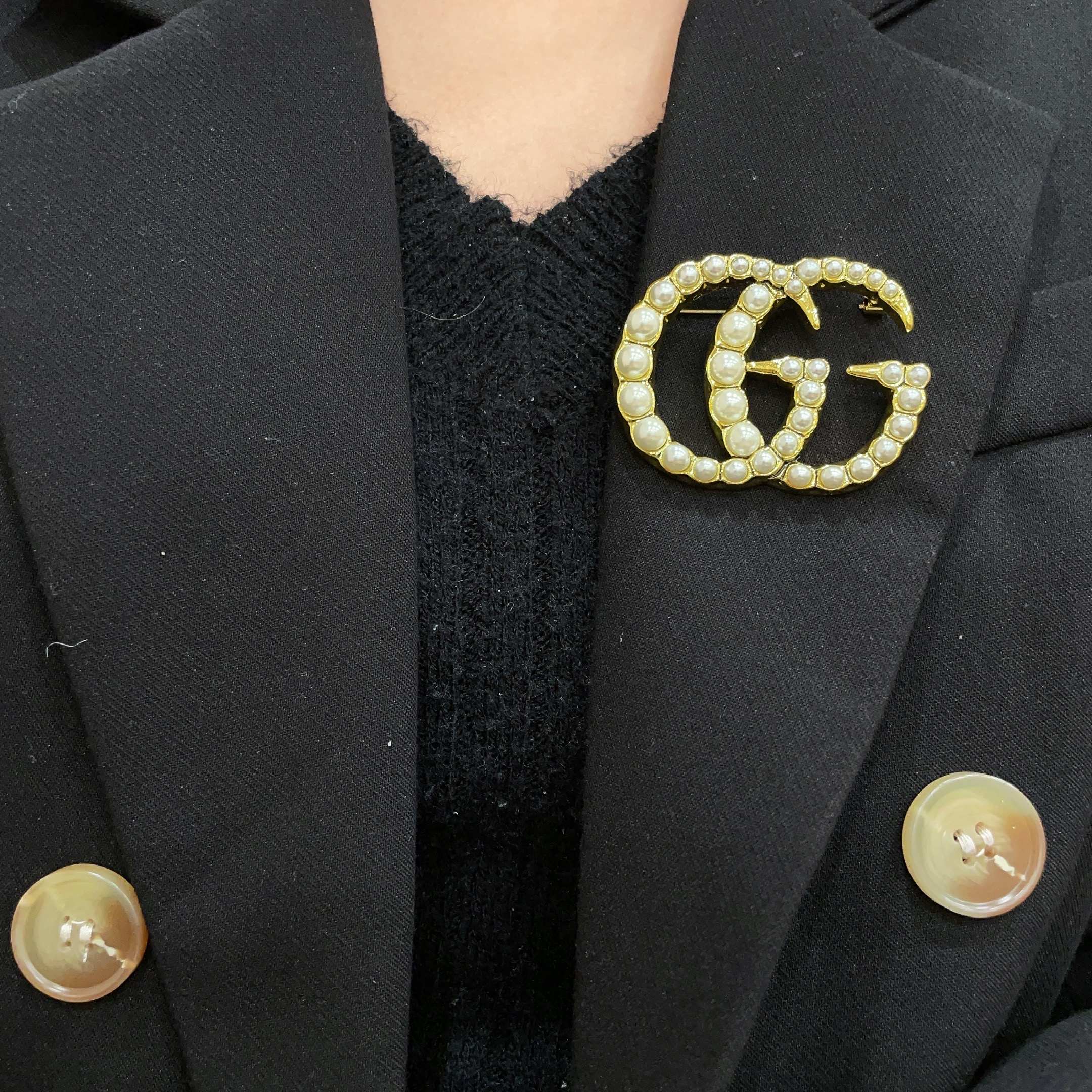 GUCCI 26S DOUBLE G LOGO PEARL EMBELLISHED STATEMENT BROOCH IN GOLD TONE METAL 631921