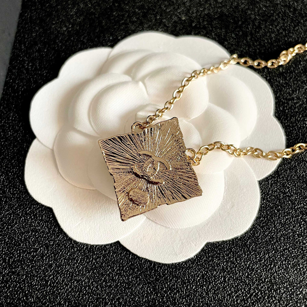 CHANEL 26S DOUBLE C LOGO AMBER CRYSTAL SQUARE PENDANT NECKLACE IN GOLD METAL 633294