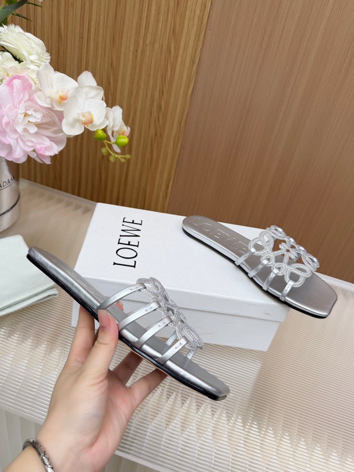 LOEWE 26S FLAT SANDALS IN SILVER CALFSKIN WITH CRYSTALS