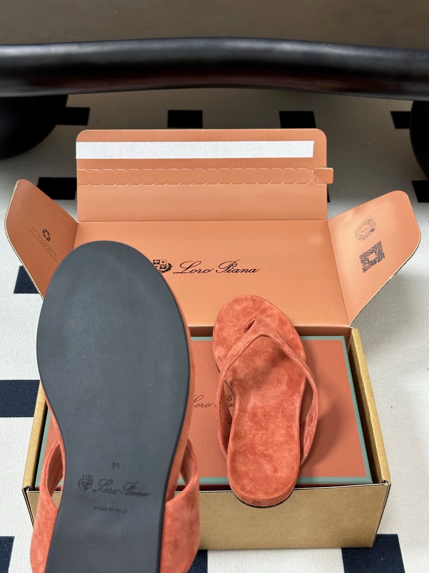 LP 26S THONG SANDALS IN BRICK RED SUEDE