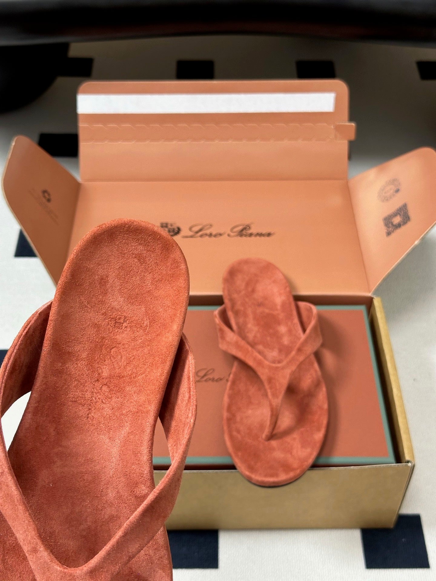 LP 26S THONG SANDALS IN BRICK RED SUEDE