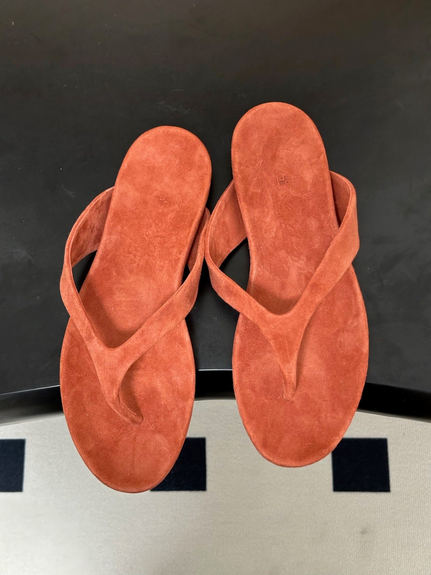 LP 26S THONG SANDALS IN BRICK RED SUEDE