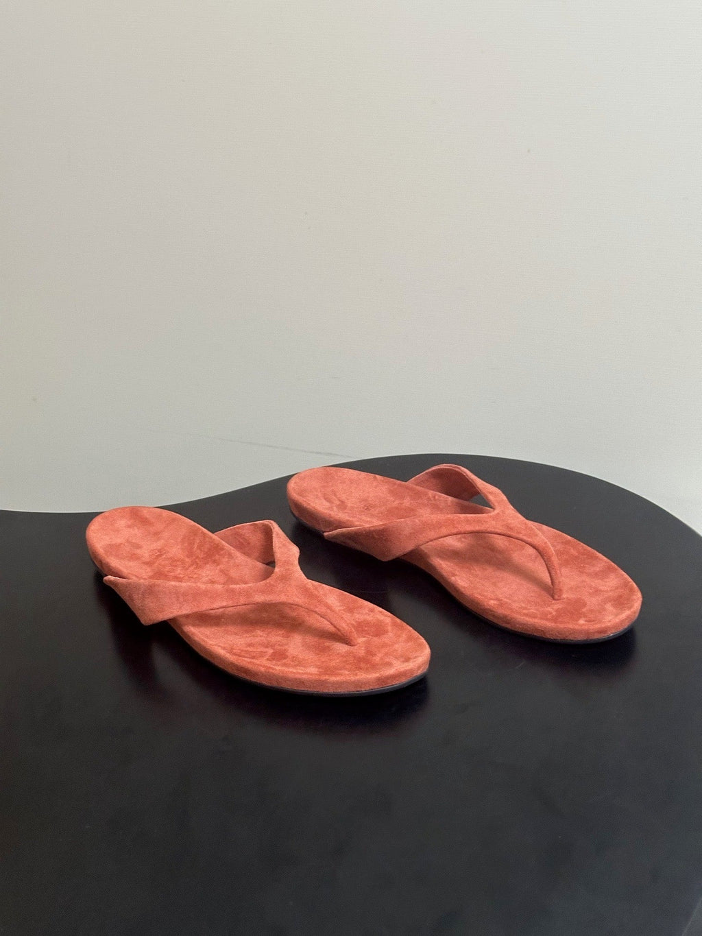 LP 26S THONG SANDALS IN BRICK RED SUEDE